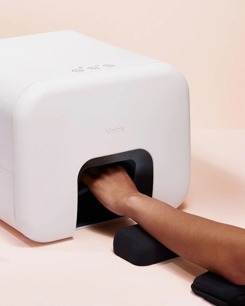AI manicuring machine view.