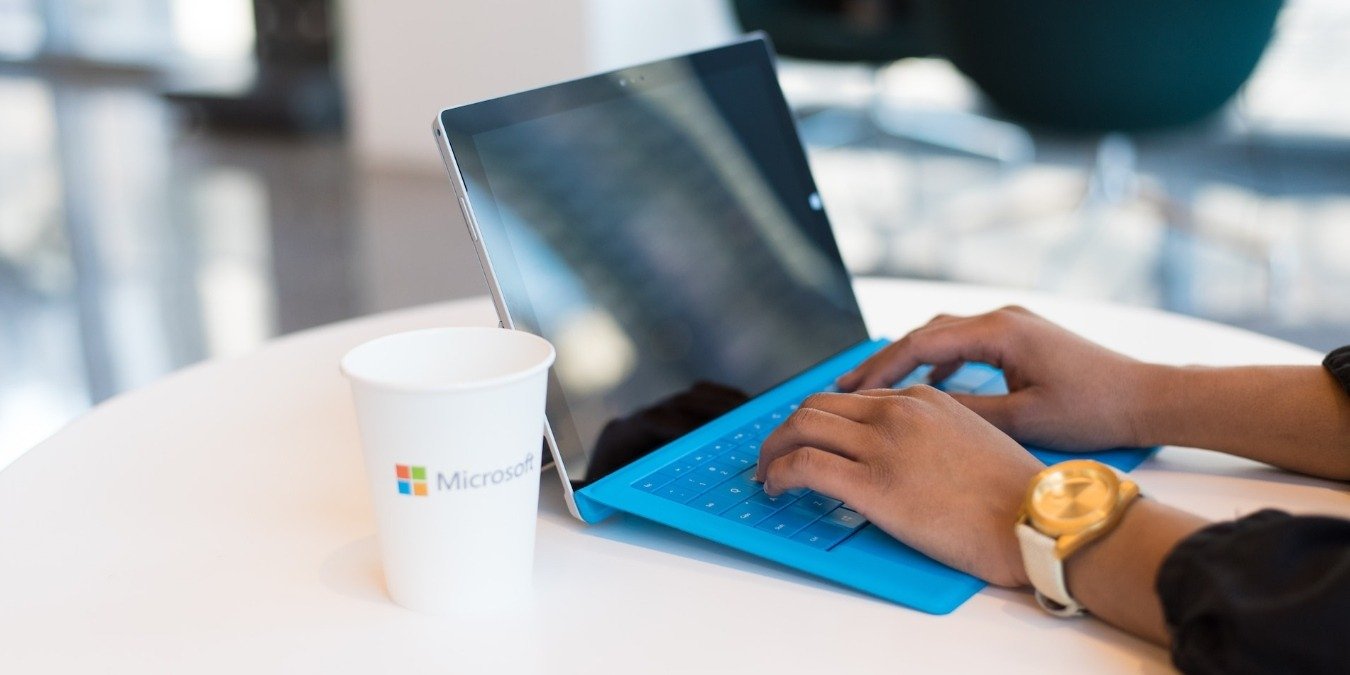 Person using blue Windows laptop