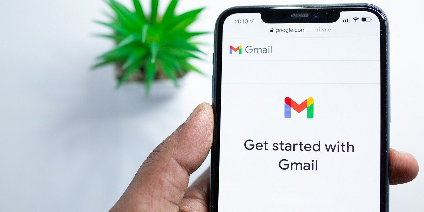 Featured image representing how to recall an email sent with Gmail.