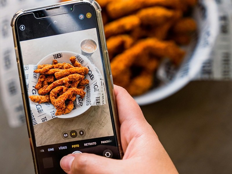 Sharing a camera photo in Android wirelessly.