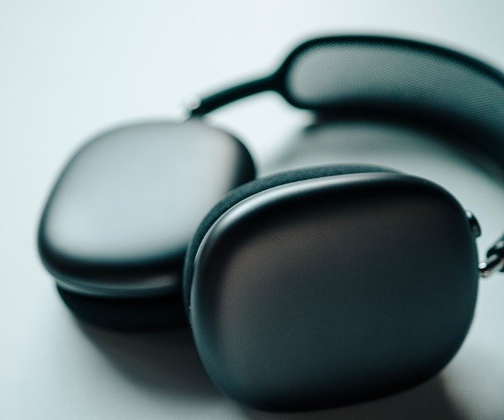 earphones-driver-explained A pair of over the ear headphones.